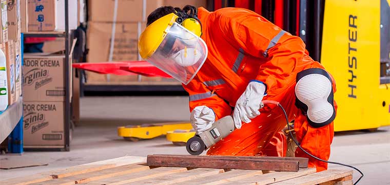 Profesionales usando ropa de trabajo de alta calidad, cómoda, segura y duradera