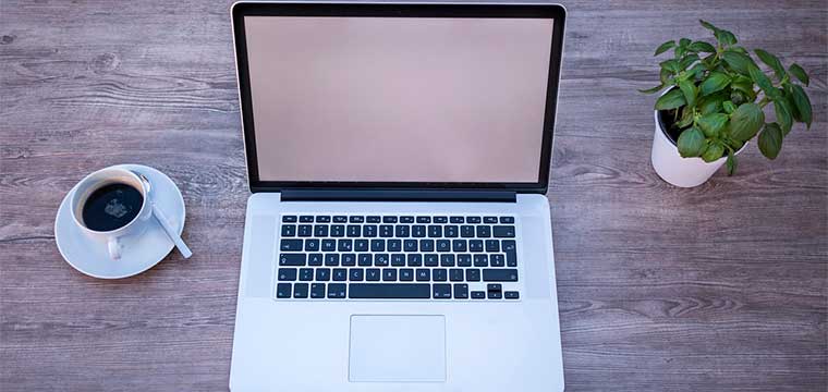 Cliente comprando ropa laboral online desde un ordenador, de forma rápida y segura