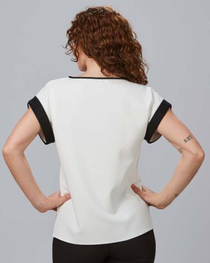 Blusa de mujer manga corta con vuelta 241100 – comodidad y estilo para el entorno laboral.