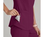 Blusa médica con escote en V curvo y tres bolsillos Carly Anatomía de Grey™ de Barco Spandex Stretch