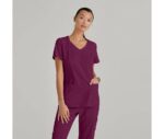 Blusa médica con escote en V curvo y tres bolsillos Carly Anatomía de Grey™ de Barco Spandex Stretch