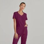 Blusa médica con escote en V curvo y tres bolsillos Carly Anatomía de Grey™ de Barco Spandex Stretch