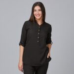 Blusa para mujer con cuello mao modelo 600041 - Ropa laboral elegante y cómoda