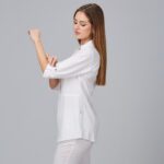 Blusa para mujer con cuello mao modelo 600041 - Ropa laboral elegante y cómoda
