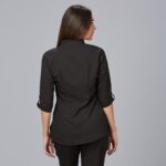 Blusa para mujer con cuello mao modelo 600041 - Ropa laboral elegante y cómoda