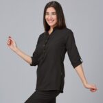 Blusa para mujer con cuello mao modelo 600041 - Ropa laboral elegante y cómoda