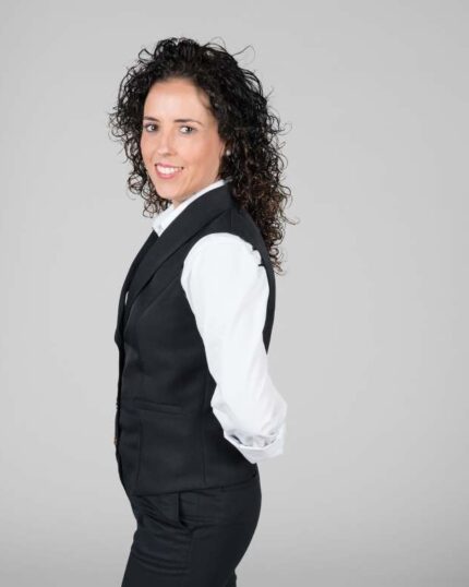 MUJER CON CAMISETA DE TIRANTES CON FUMADOR 998000