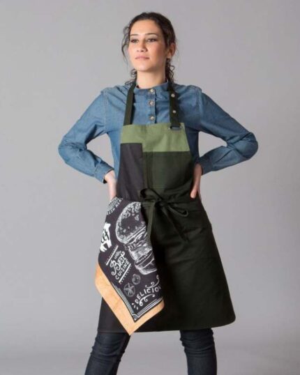 Delantal con peto combinado satinado – elegancia y funcionalidad para profesionales de la hostelería.