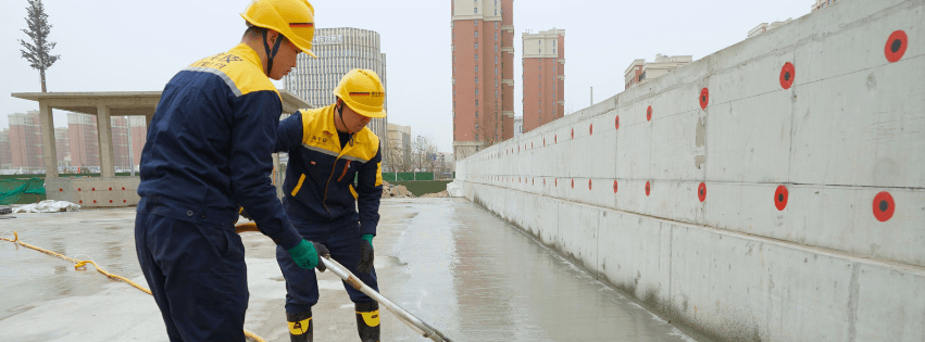 Trabajador con ropa de trabajo impermeable para lluvia y frío en exterior